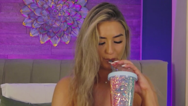 LoraDevine's Streamate show and profile